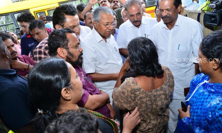 മുഖ്യമന്ത്രി ദുരിതാശ്വാസ ക്യാമ്പ് സന്ദർശിച്ചു