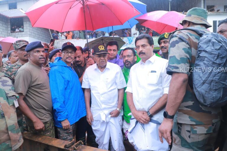 രക്ഷാ ദൗത്യം നേരിട്ട് വിലയിരുത്തി മുഖ്യമന്ത്രി ചൂരൽമലയിൽ