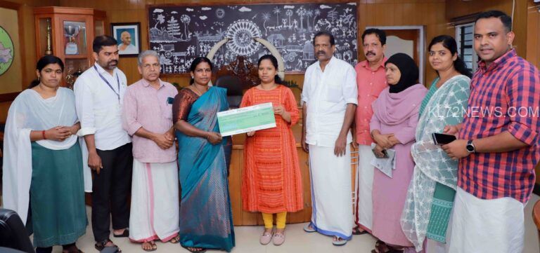 ദുരിതാശ്വാസ നിധിയിലേക്ക് അഞ്ച് ലക്ഷം രൂപയുടെ ചെക്ക് കൈമാറി