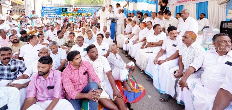 ഉരുള്‍ദുരന്തം: യു ഡി എഫ് കലക്‌ട്രേറ്റ് വളഞ്ഞ് പ്രതിഷേധിച്ചു
