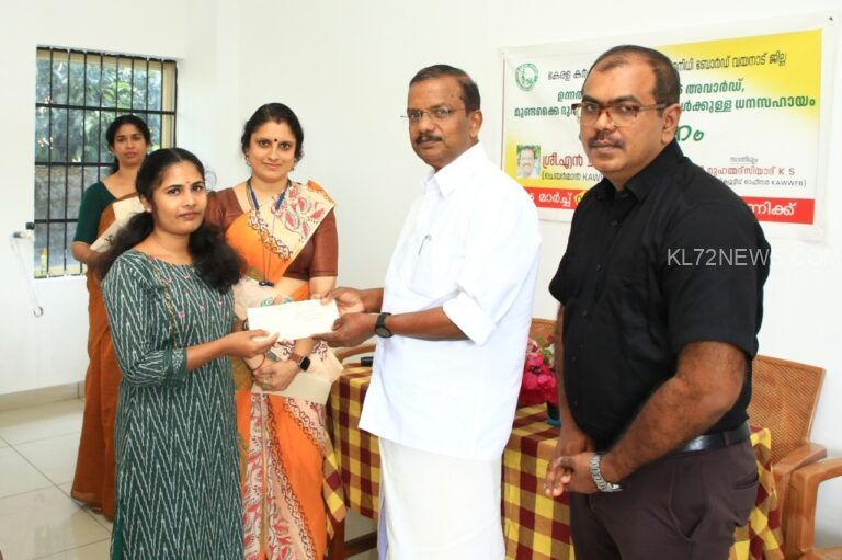 ധനസഹായവും അവാര്‍ഡും വിതരണം ചെയ്തു