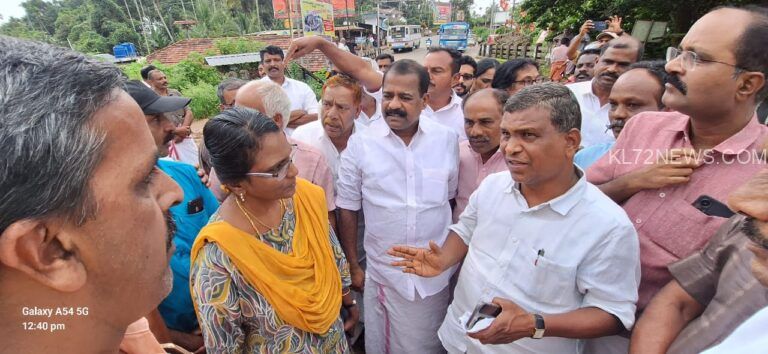 താളൂർ ബസ് സ്റ്റാൻ്റിൽ തമിഴ് നാടിൻ്റെ ബോർഡ്: എം എൽ എമാർ തമ്മിൽ ചർച്ച നടത്തി