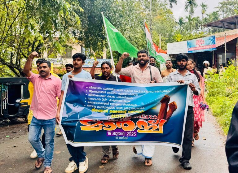 മീനങ്ങാടി സാമൂഹിക ആരോഗ്യ കേന്ദ്രത്തിന് റീത്ത് വെച്ച് UDYF പ്രവർത്തകർ