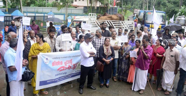 പാൽ സംഭരണം:വില വർദ്ധന ആവശ്യപ്പെട്ട് ക്ഷീര കർഷകർ ധർണ്ണ നടത്തി