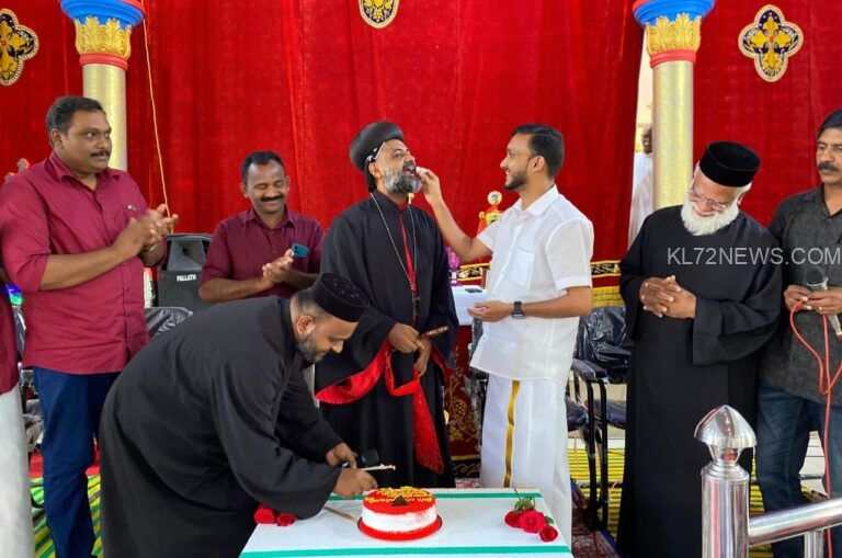 മഹാ പൗരോഹിത്യത്തിന്റെമൂന്നാംവാർഷികം:കേക്ക് മുറിച്ച് ആഘോഷിച്ചു