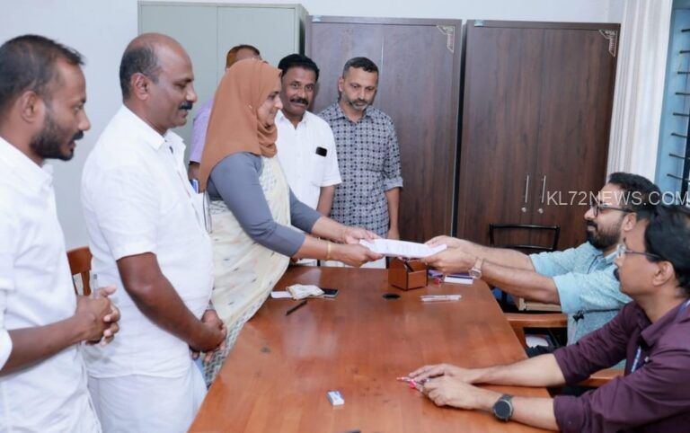 മൂപ്പൈനാട് യുഡിഎഫ് സ്ഥാനാർഥികൾ പത്രിക നൽകി