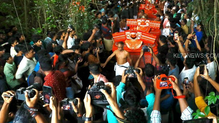 വ്‌ളോഗര്‍മാര്‍ ശല്യമാകുന്നു; കാമറ നിരോധിച്ച് തെയ്യക്കാവുകള്‍