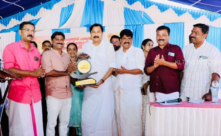 ഫുട്ബോൾ ഗ്രൗണ്ടിന് വേണ്ടി സ്ഥലം ഏറ്റെടുത്തു നല്കിയ ഹണി മ്യൂസിയം ഫൗണ്ടർ ഉസ്മാൻ മദാരിയെ കായിക വകുപ്പ് മന്ത്രി ബഹു:വി അബ്ദുറഹ്മാൻ സ്നേഹോപഹാരം നൽകി ആദരിച്ചു