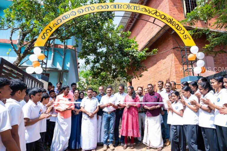 തൊഴിലുറപ്പ് പദ്ധതിയിൽ നിർമ്മിച്ച സ്കൂൾ ഗേറ്റ്, ചുറ്റുമതിൽ ഉദ്ഘാടനം ചെയ്തു.