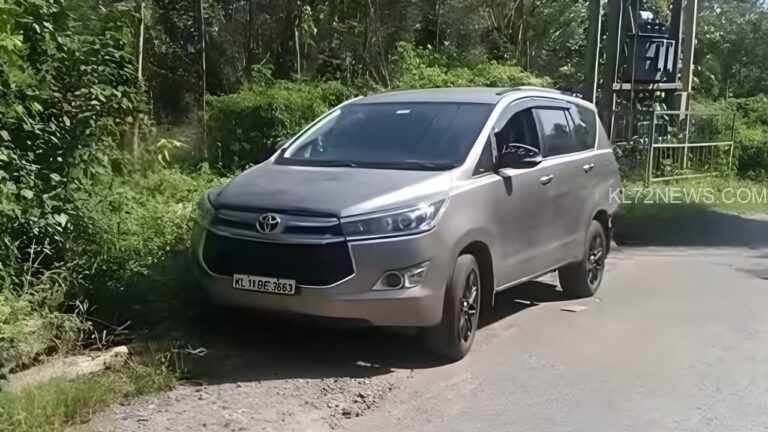 കല്ലൂർ: ഇവിടെനിന്ന് ഇന്നലെ രാത്രി മോഷണം പോയ ഇന്നോവ കാർ പാടിച്ചിറയ്ക്കടുത്ത് തറപ്പത്ത് കവലയിൽ ഉപേക്ഷിച്ച നിലയിൽ കണ്ടെത്തി. കൊടുവള്ളി സ്വദേശി സന്തോഷ് കുമാറിന്റെ ഉടമസ്ഥതയിലുള്ള KL 11 BE 3663 നമ്പർ വാഹനമാണ് മോഷ്ടിക്കപ്പെട്ടത്.