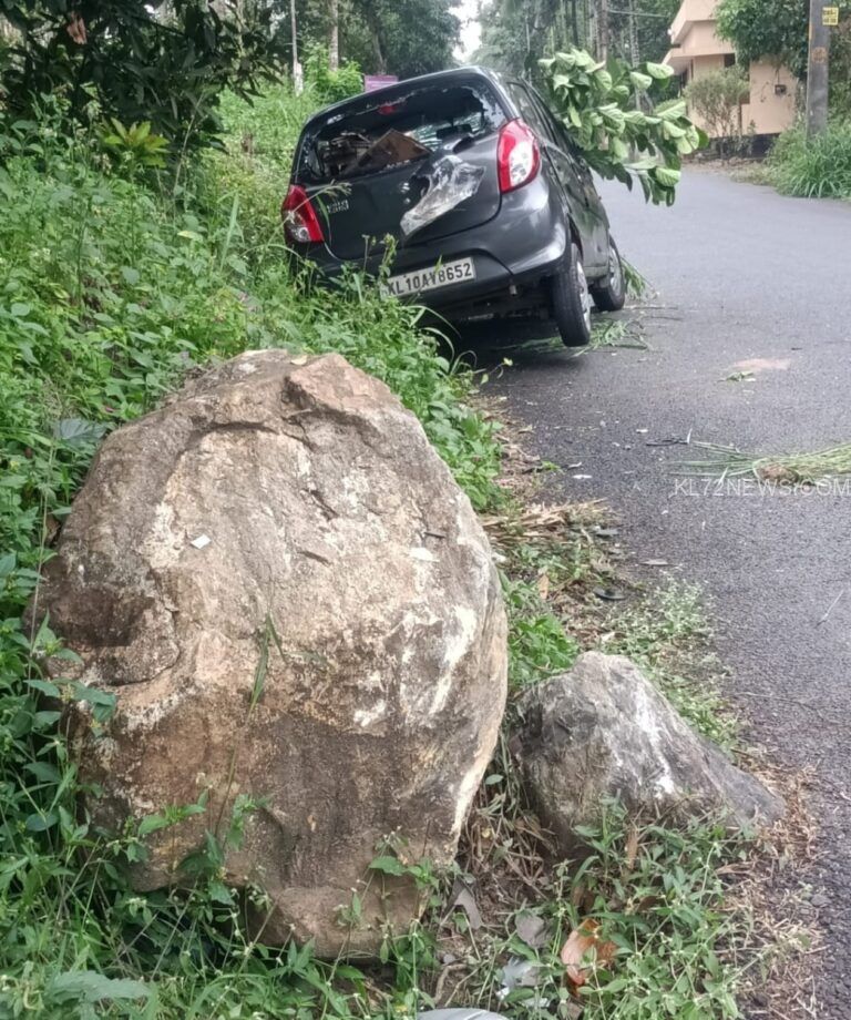 മുള്ളൻകൊല്ലി – പാടിച്ചിറ റൂട്ടിൽ വേങ്ങച്ചേരി കവലയ്ക്കടുത്ത് റോഡിനോട് ചേർന്ന് പാറ നീക്കം ചെയ്യണമെന്നാണ് നാട്ടുകാരുടെ ആവശ്യം