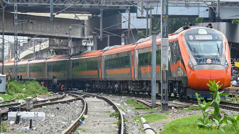 വന്ദേ ഭാരതില്‍ മോശം ഭക്ഷണം, ഐആര്‍സിടിസിക്ക് 10 ലക്ഷവും കരാറുകാരന് 50 ലക്ഷവും പിഴചുമത്തി റെയില്‍വെ