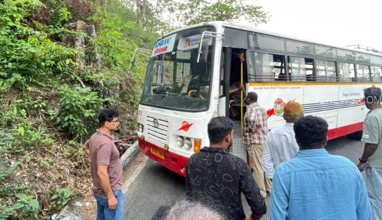 ⚠️ചുരത്തിൽ മിന്നൽ കുടുങ്ങി : ഗതാഗത തടസം 🛑
